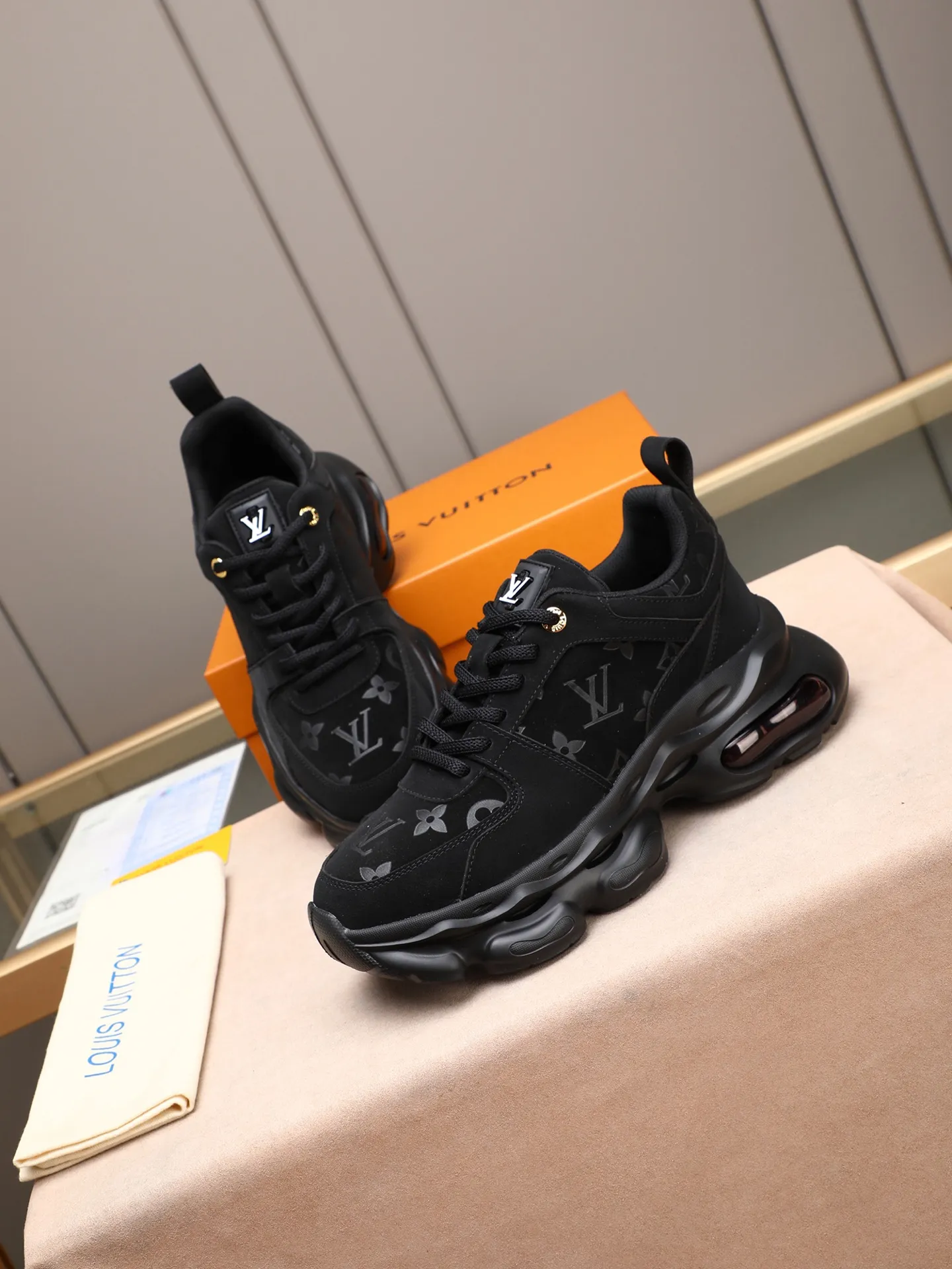 Men's shoes 💰460 [LV] Made of imported L special materials spliced ​​with cowhide and comfortable mesh lining. Private molded foam air cushion outsole, super light and comfortable on the feet! Perfect last shape, generous and fashionable design, 5 colors available! Code number: 38–44 (45 customized